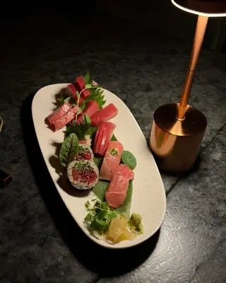 Sashimis, niguiris e hosomaki de atum