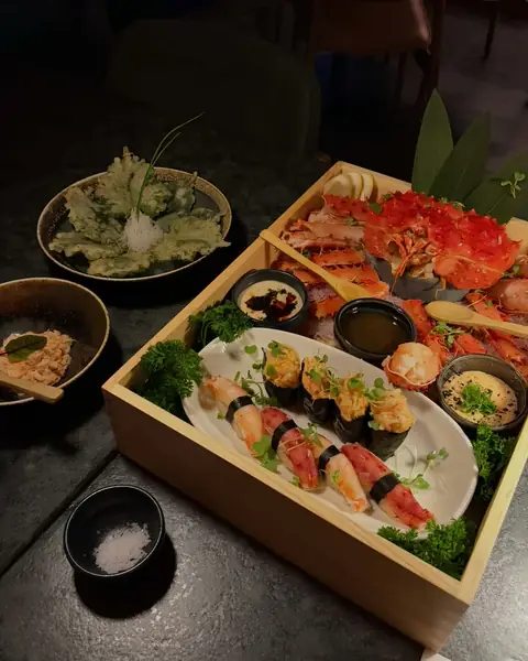 King Crab Experience: King Crab inteiro servido em caixa de madeira com niguiris, gunkans e molhos autorais