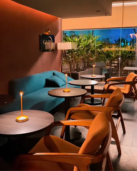 Lounge do GAIT com a placa do restaurante
