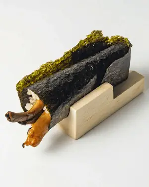 Temaki em suporte de madeira